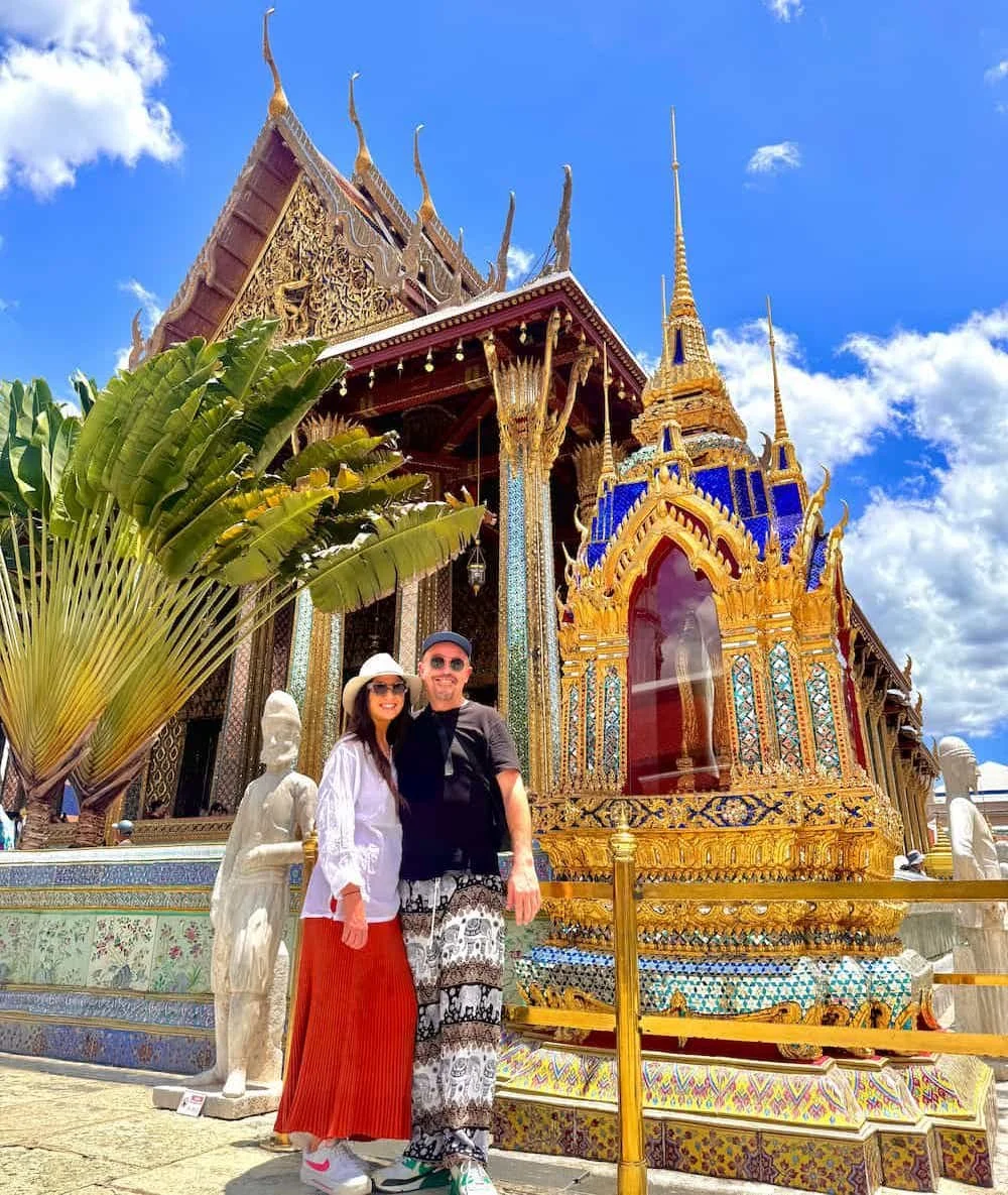 Tourists enjoy visiting Grand Palace & Emerald Buddha Temple for the first time with hiring private tour guide in Bangkok
