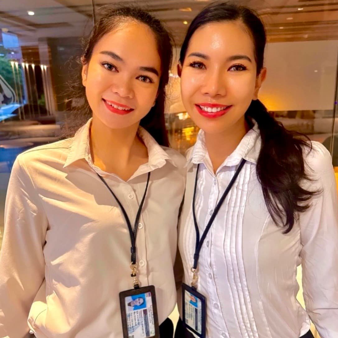 Mandy and Emma are the private tour guide in Bangkok temples, perfect for day tour