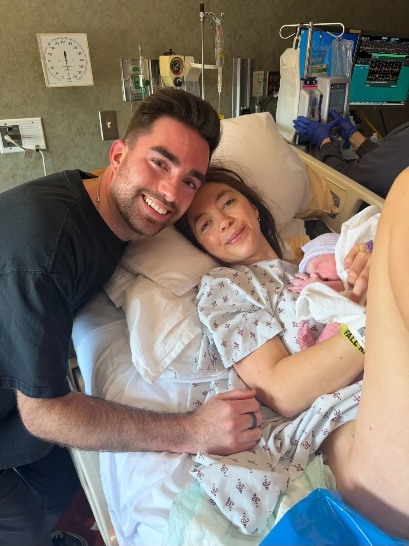 After 5 weeks of getting my feet under me (literally and figuratively) I finally wrote about my birth story. Exclusively on @substack for subscribers 👩🏻&zwj;💻📝🤎🫶🏼 I hope you resonate, it expands you, and that you feel the love I poured into it