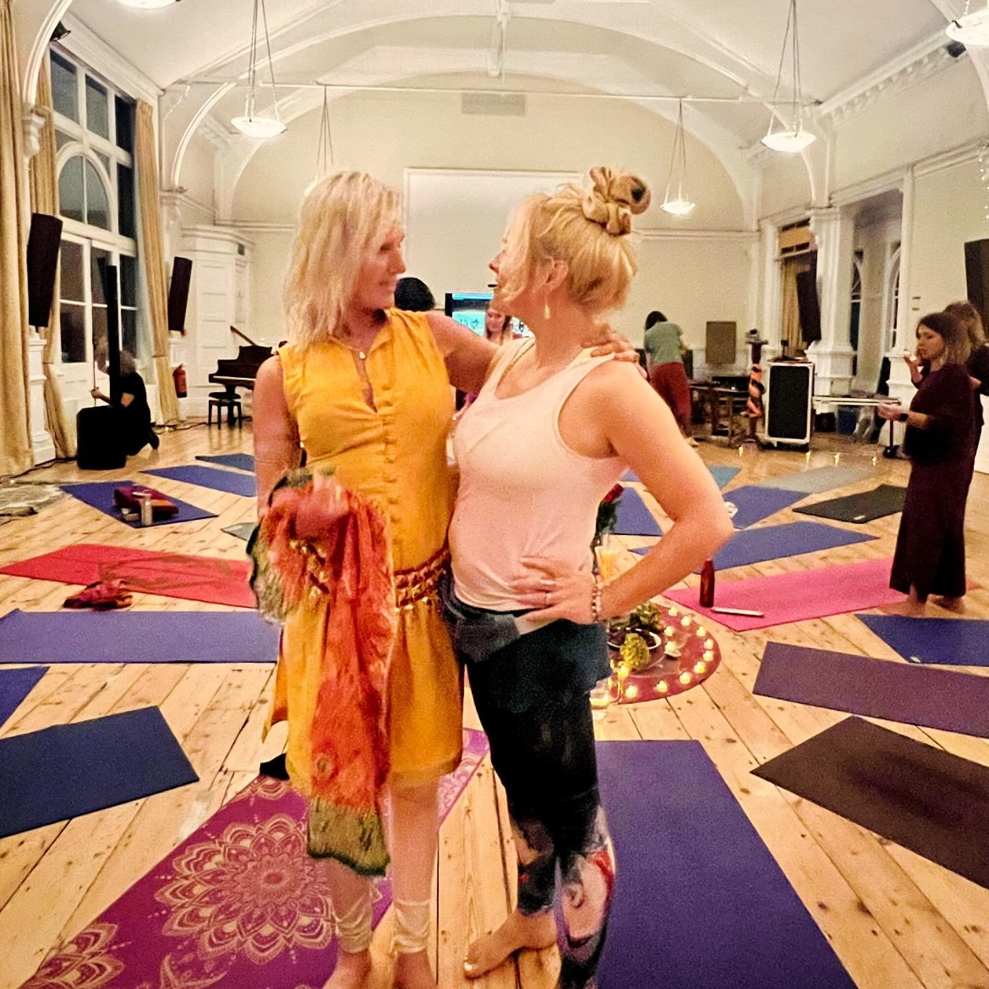 I&rsquo;m so grateful to be part of the sound bath helping team last night. 
 Thank you 🤩 @anne_malone_oasis for trusting us to support this offering. Wonderful to dance with the collective @veena_pindoria_108 💞 @pennyraeyoga 💞 @eliziandays 💞 @al