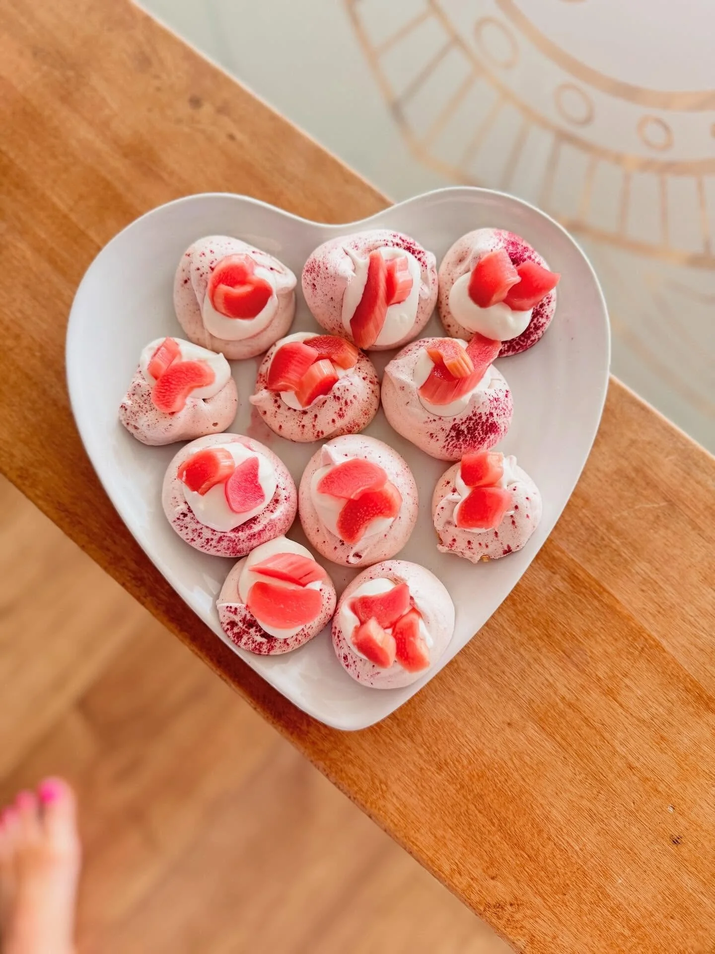 Pink meringue? 
Dates with tahini and pistachios? 
Homemade falafel&hellip; etc. Huge gratitude to my girl @naturayoga.brighton for this incredible food. And the friendship 💞 

Yoga teacher training isn&rsquo;t just what happens on the mat.

It&rsqu