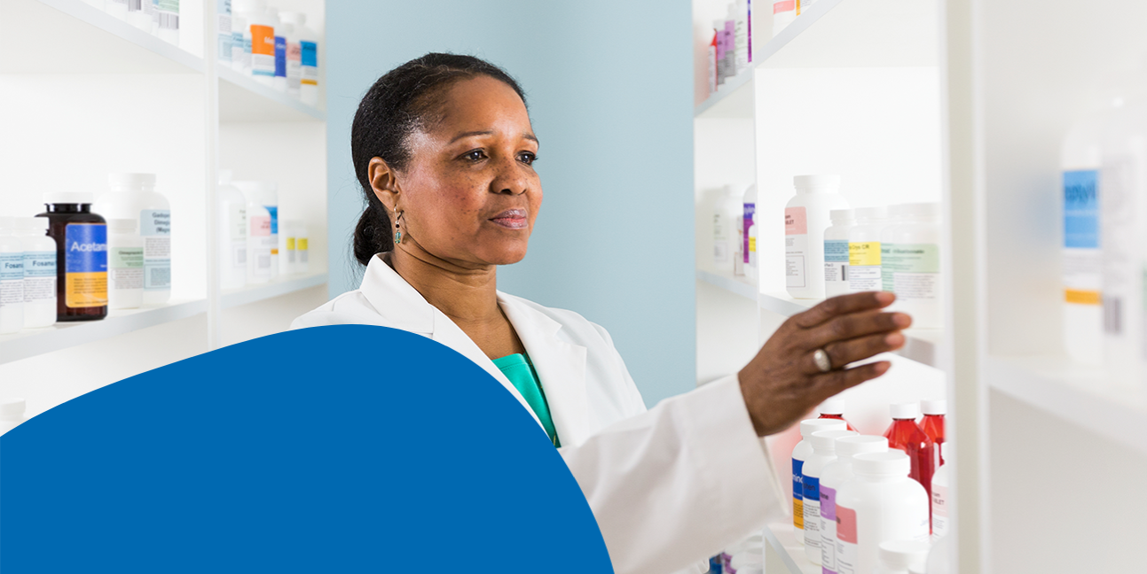 CURAFA-Pharmacist-organizing-stocks.png