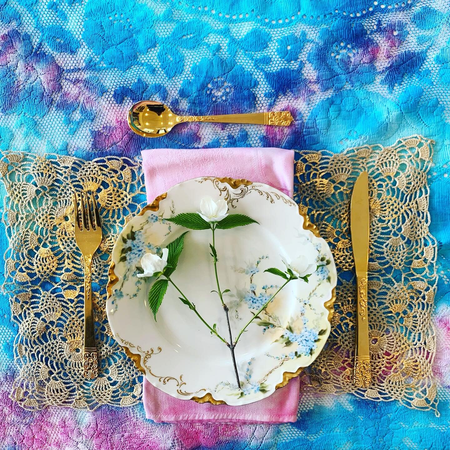 Table linens for your celebration, soir&eacute;e, or Sunday dinner. 💚 #neonlacecompany