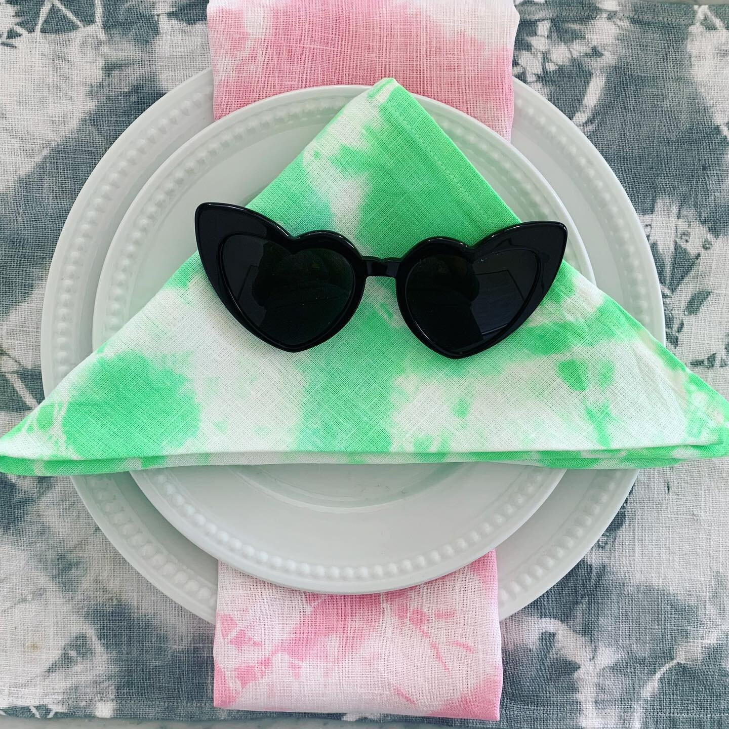Channel your inner Slim Aarons and create a Palm Beach paradise at home with our *NEW* Palm Beach Pack! Featuring our signature neon green and new limited edition Ginza Napkin in Palm Beach Pink. Perfect for spring, summer, or need-to-escape-winter-n