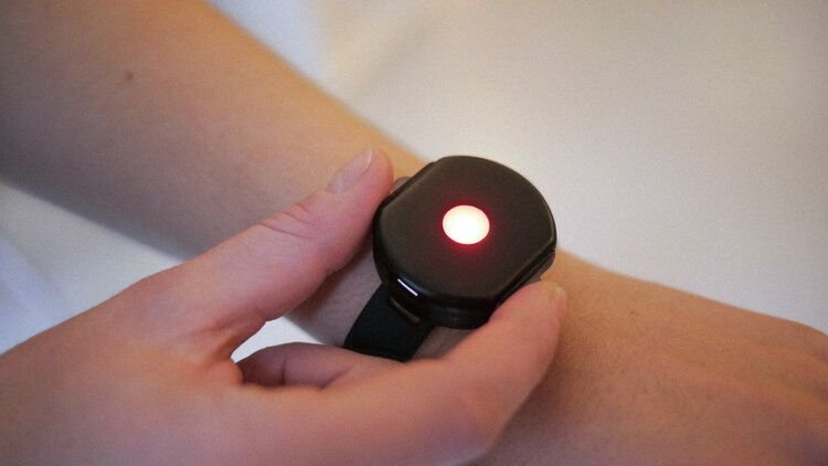  Small alarm device attached to the wrist  