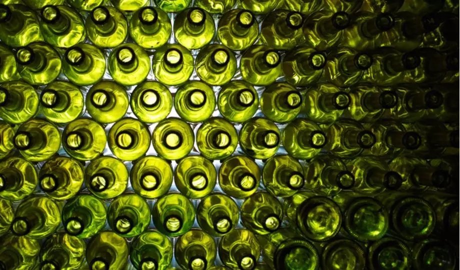 2000 green bottles (per m2,) insulating a wall