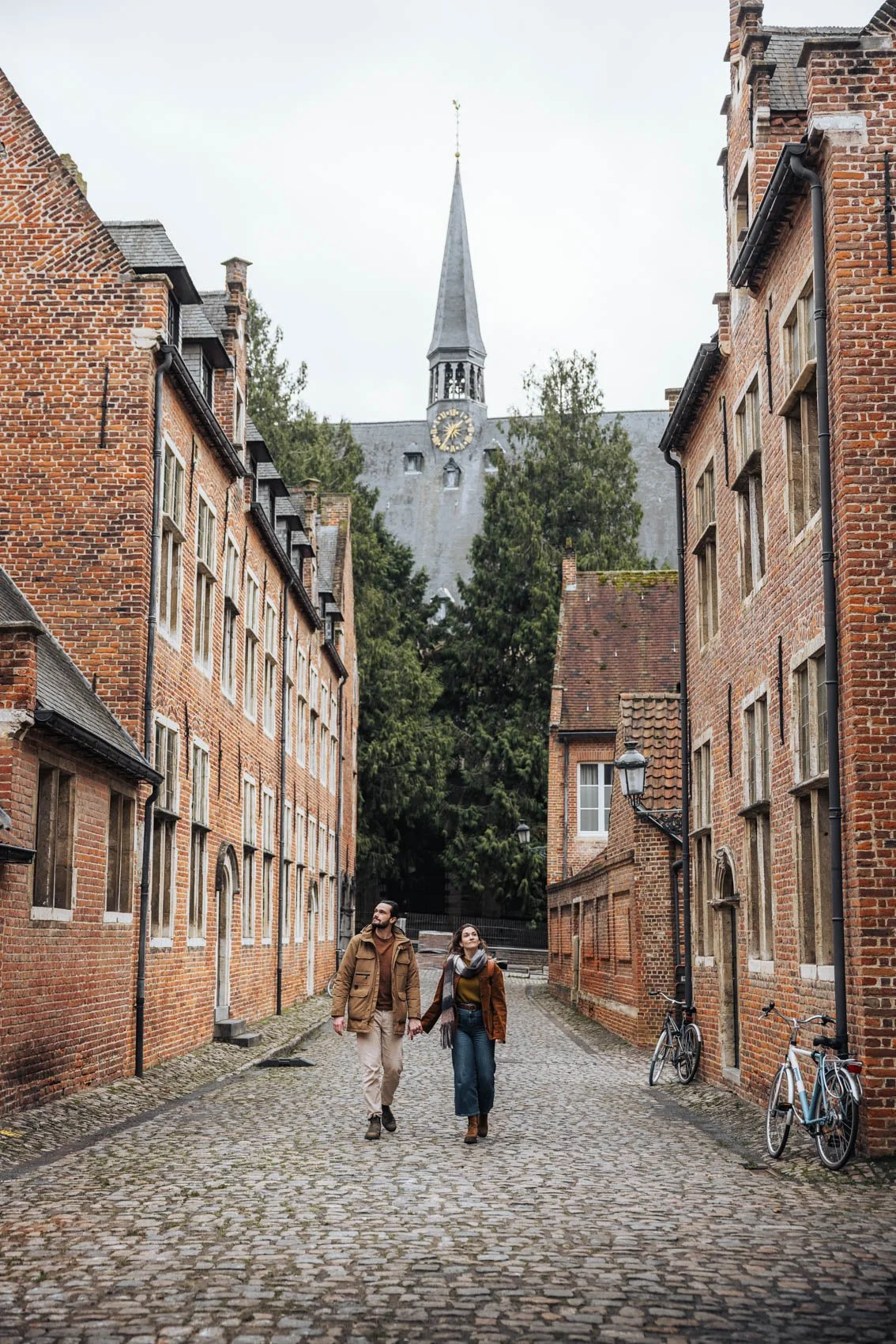 Louvain Leuven Belgique Grand Béguinage clocher façades vélo couple balade