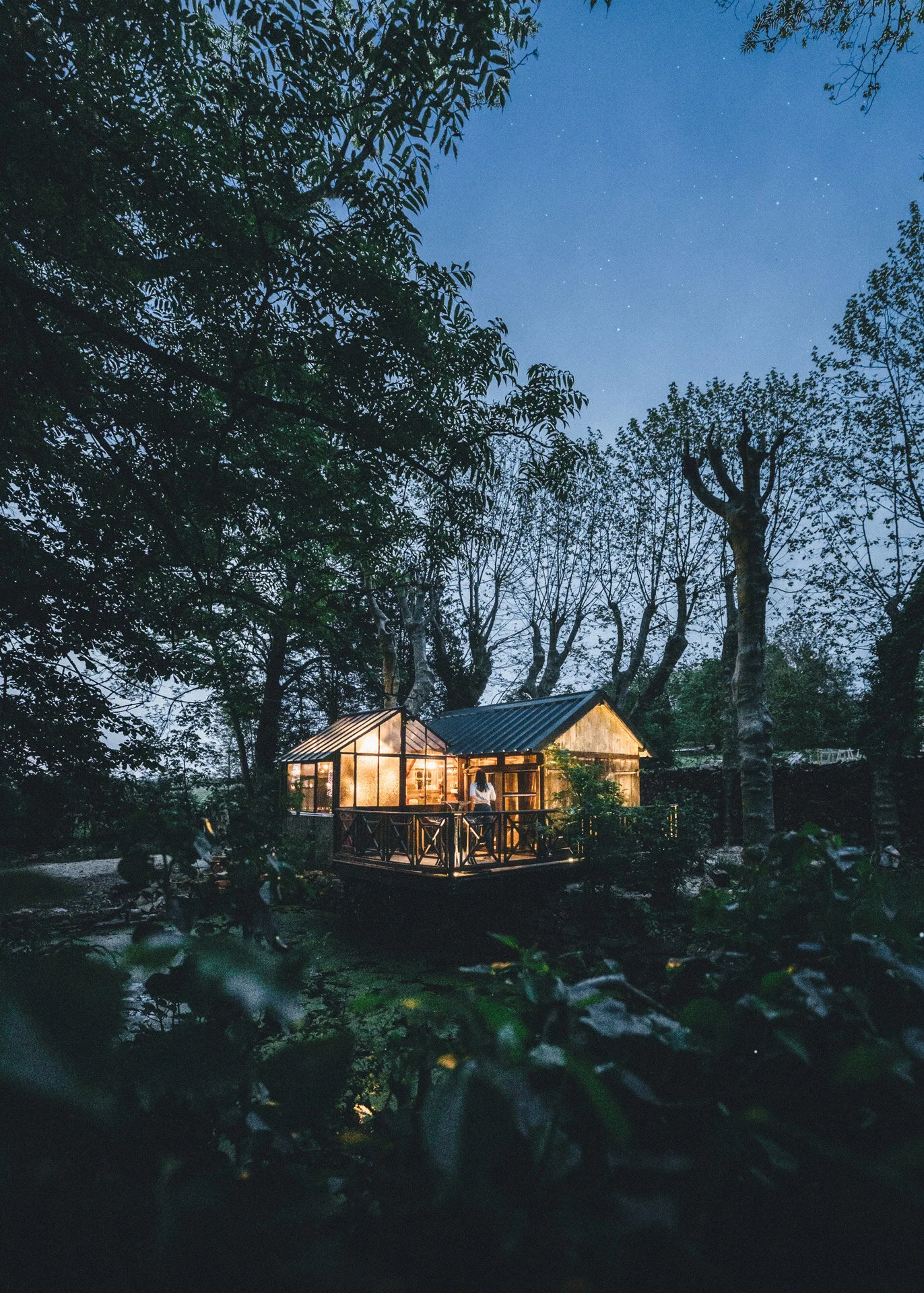 Cabane-Lay-logement-hebergement-insolite-forest-roannais-loire-romantique-proche-roanne-lyon.jpg