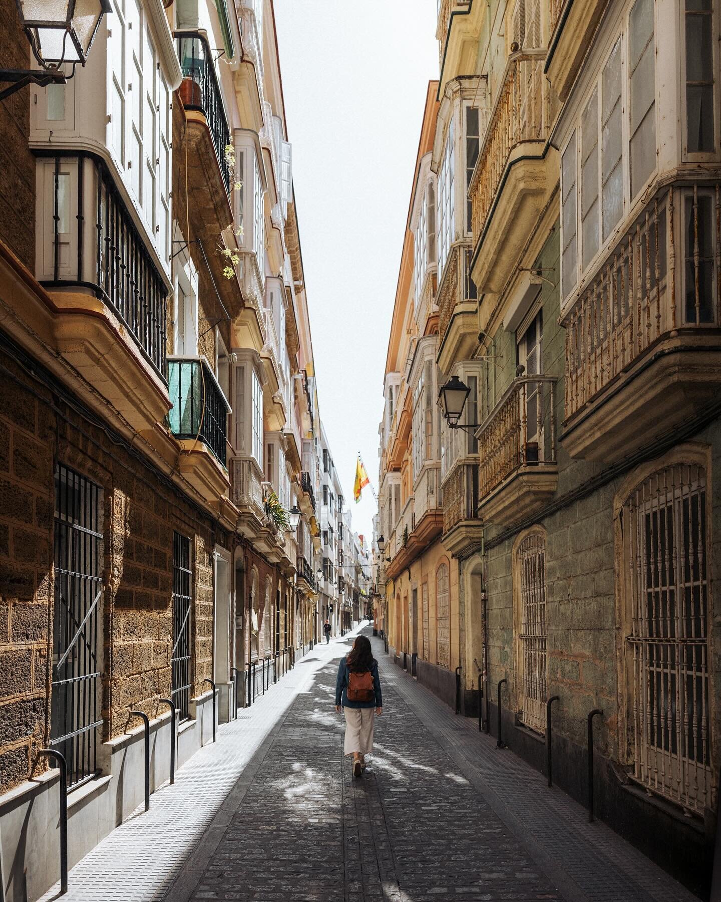 C&Aacute;DIZ ☀️

Balade dans les ruelles ensoleill&eacute;es et color&eacute;es de C&aacute;diz. Une ville entour&eacute;e par l&rsquo;oc&eacute;an que l&rsquo;on a ador&eacute;e pendant ce road trip en Andalousie 🇪🇸

Nos sommes rentr&eacute;s depu