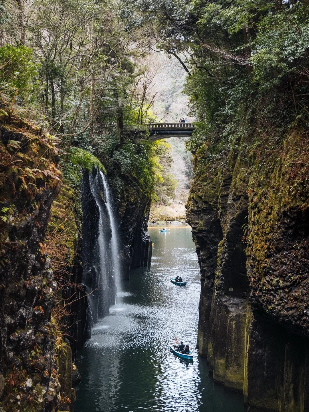 Il &eacute;tait une fois&hellip; au Japon 🧚✨ 

On trouve que les paysages de Kyushu ressemblent &agrave; un conte de f&eacute;e &hellip; surtout autour du village de Takachiho et de des sublimes gorges !

C&rsquo;est vert et paisible, on y ressent u