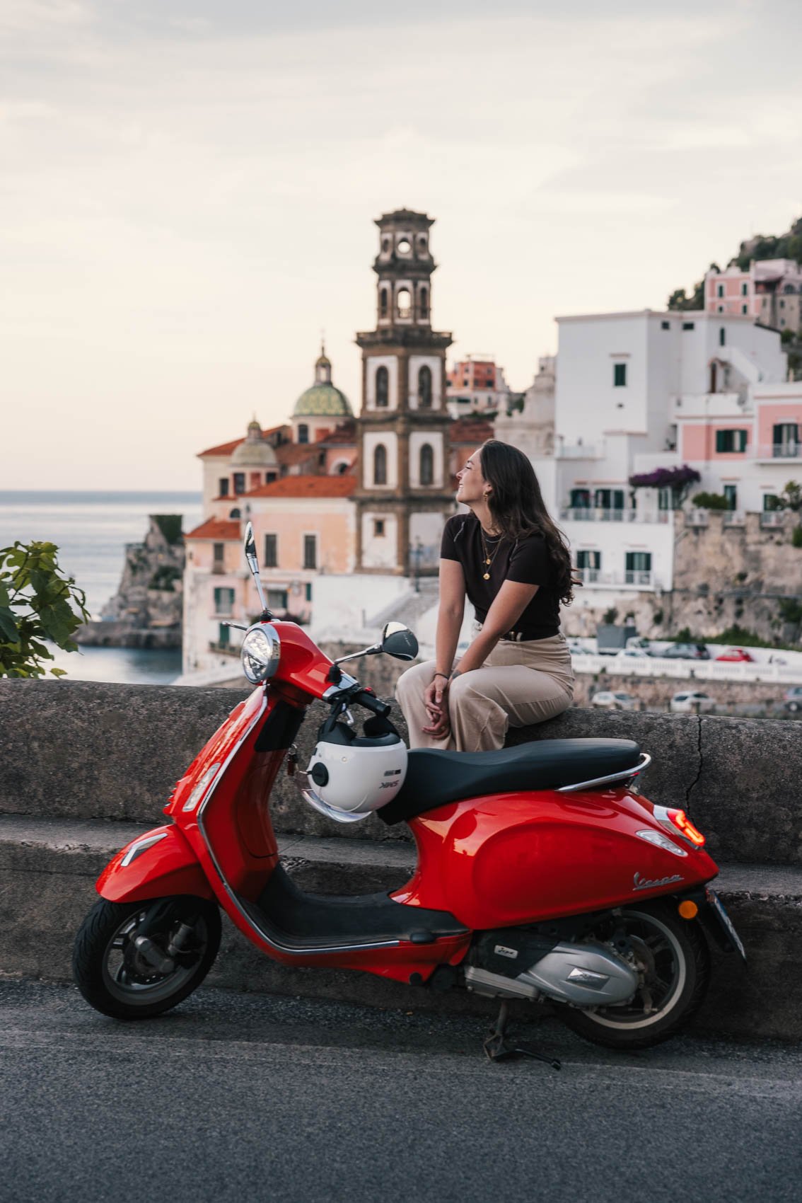 Côte Amalfitaine Vespa rouge Atrani coucher soleil