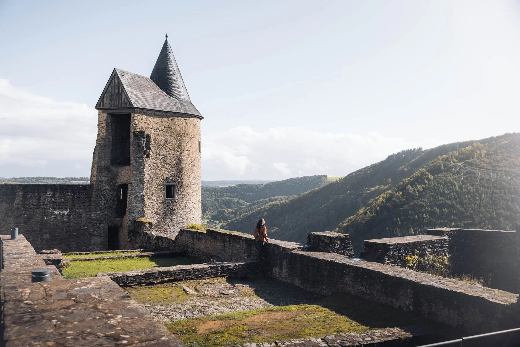 visiter Luxembourg château Bourscheid vallée vue intérieur