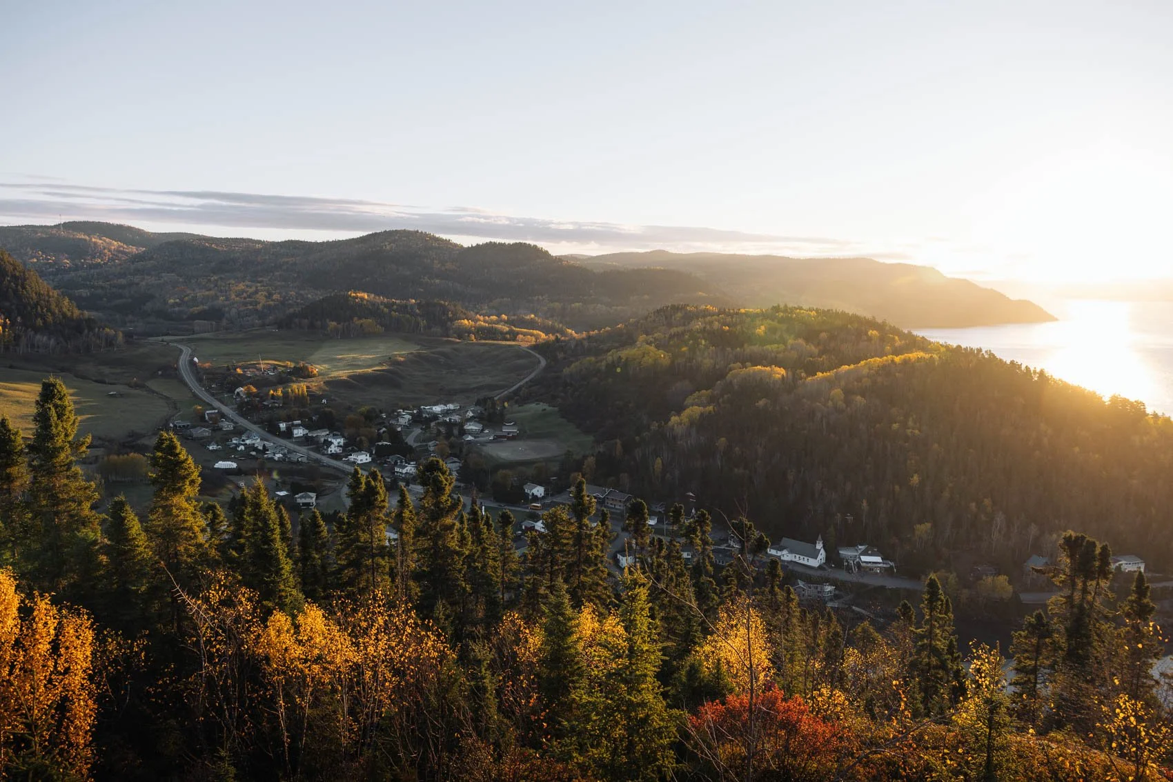 Itinéraire road trip Québec Automne parc national fjord saguenay village sainte rose du Nord lever soleil fjord