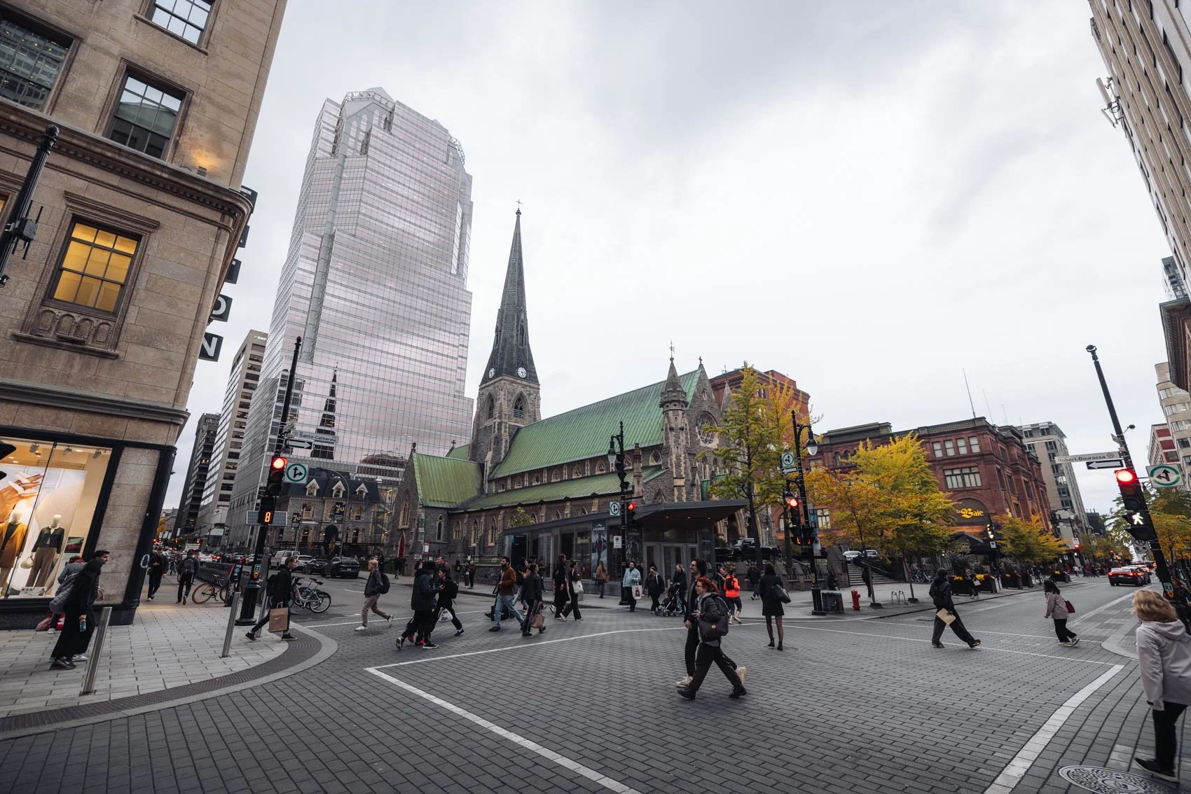 Itinéraire road trip Québec Automne Montréal downtown rue Sainte Catherine église