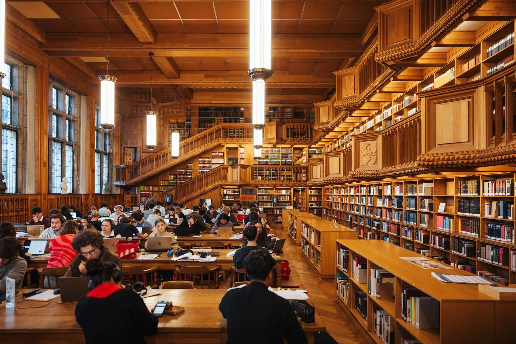 Louvain Leuven Belgique KU université bibliothèque universitaire salle lecture bois étudiants intérieur