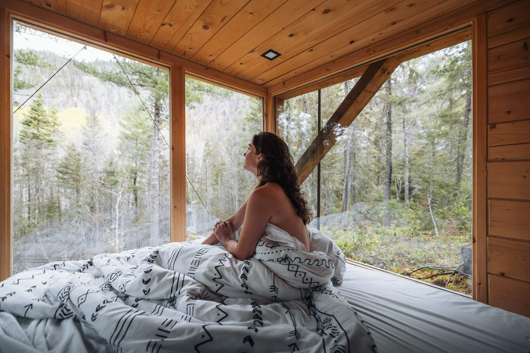 Itinéraire road trip Québec Automne parc national fjord saguenay caban anse cabane chalet intérieur chambre vitrée