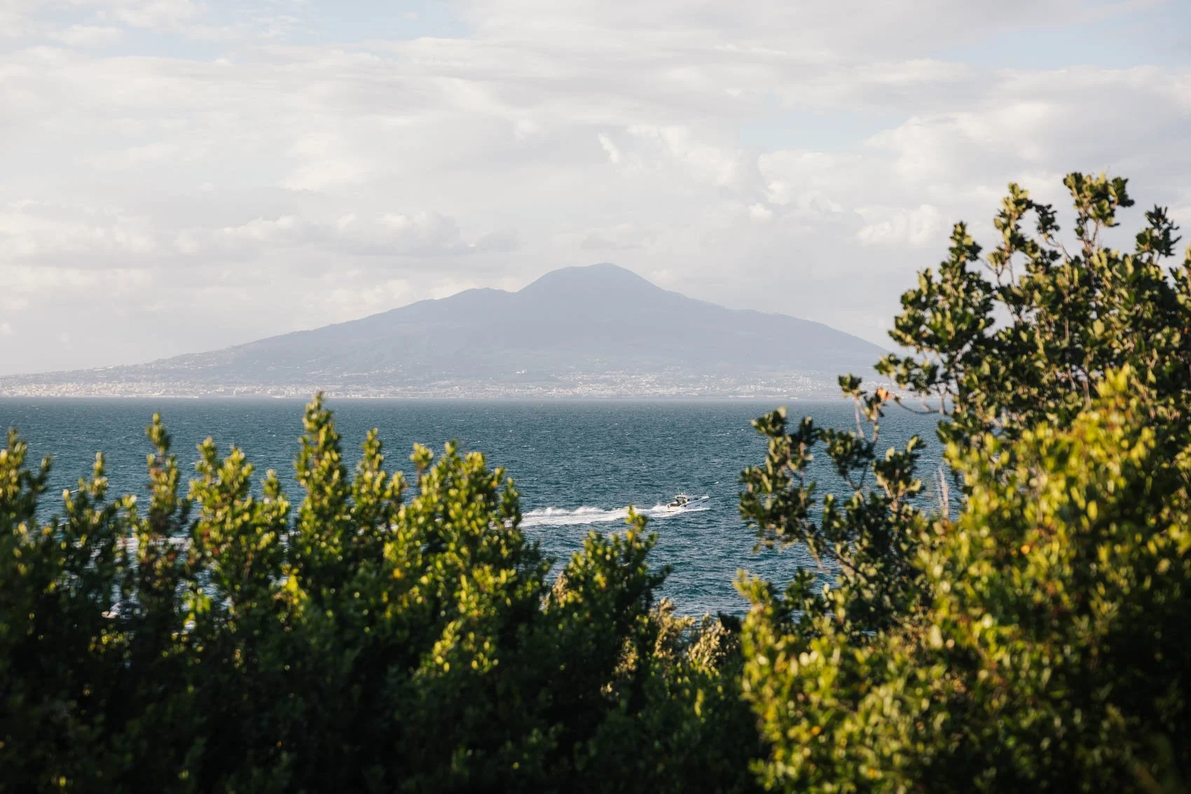 Côte Amalfitaine Sorrente Sorrento Bagni Regina Giovanna plage baigner drone coucher soleil Vésuve
