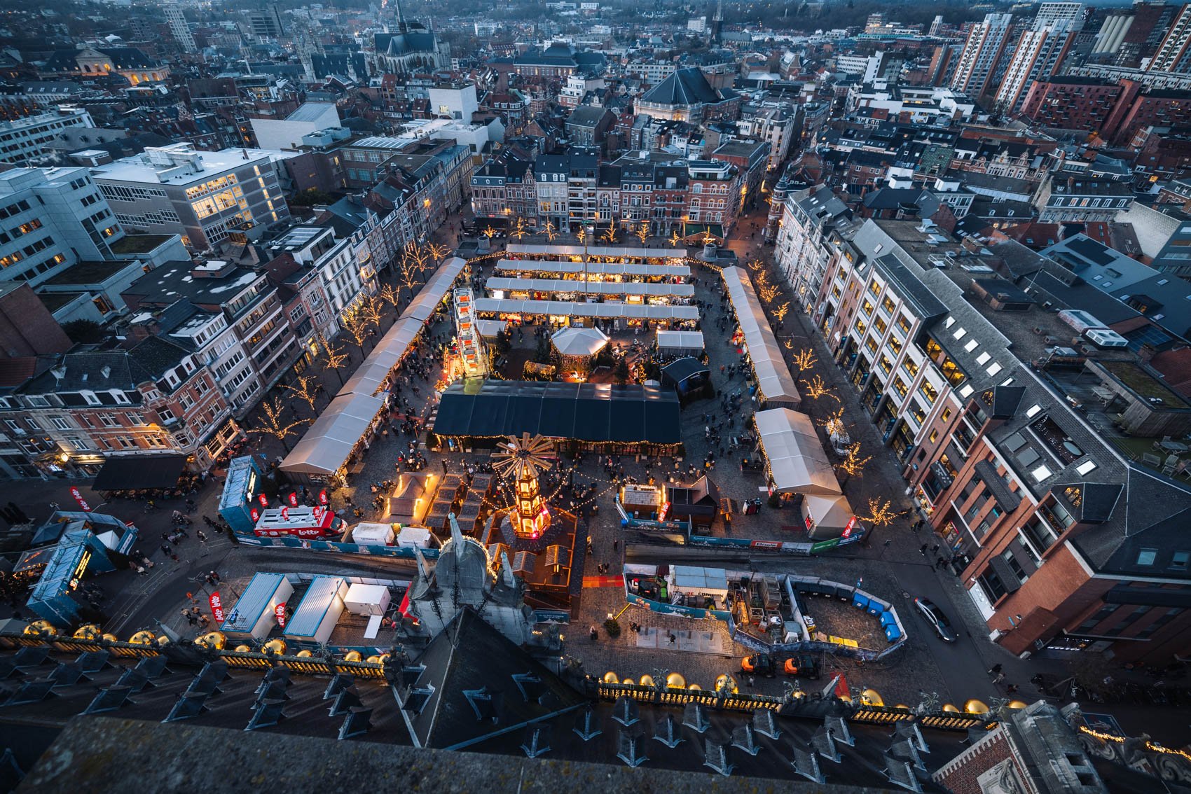 Louvain Leuven Belgique place Monseigneur Ladeuze marché de Noël nuit panorama