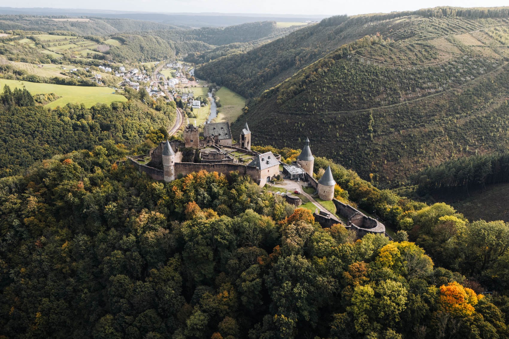 visiter Luxembourg château Bourscheid vallée vue drone panorama