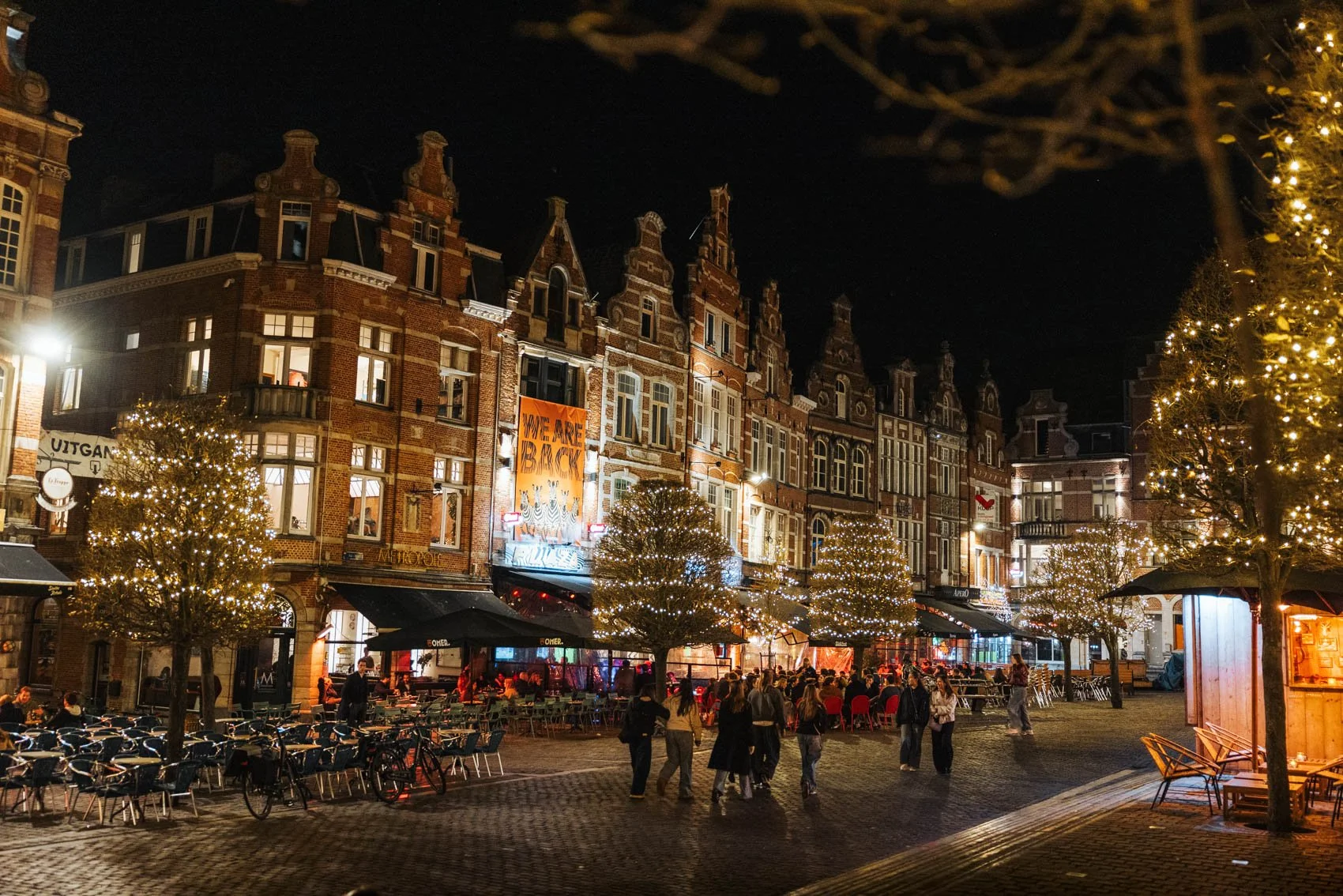 Louvain Leuven Belgique Oude Markt façade flamande bars nuit