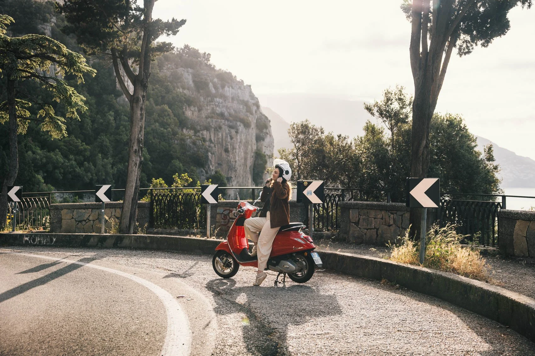 Côte Amalfitaine Vespa rouge lever de soleil route Positano