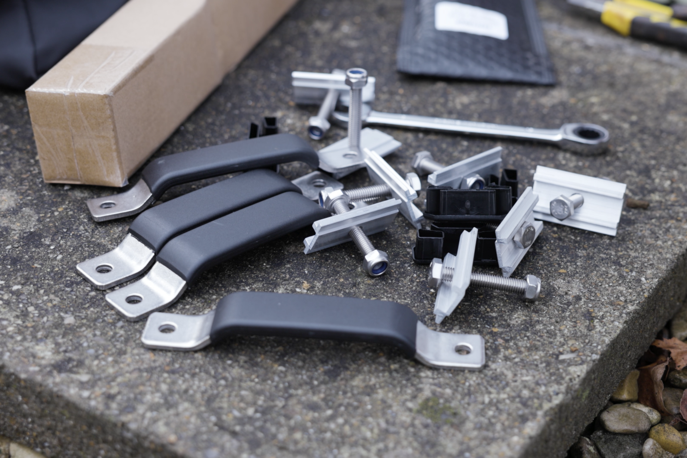 avis tente de toit tentbox montage installation fixation boulot vis barre