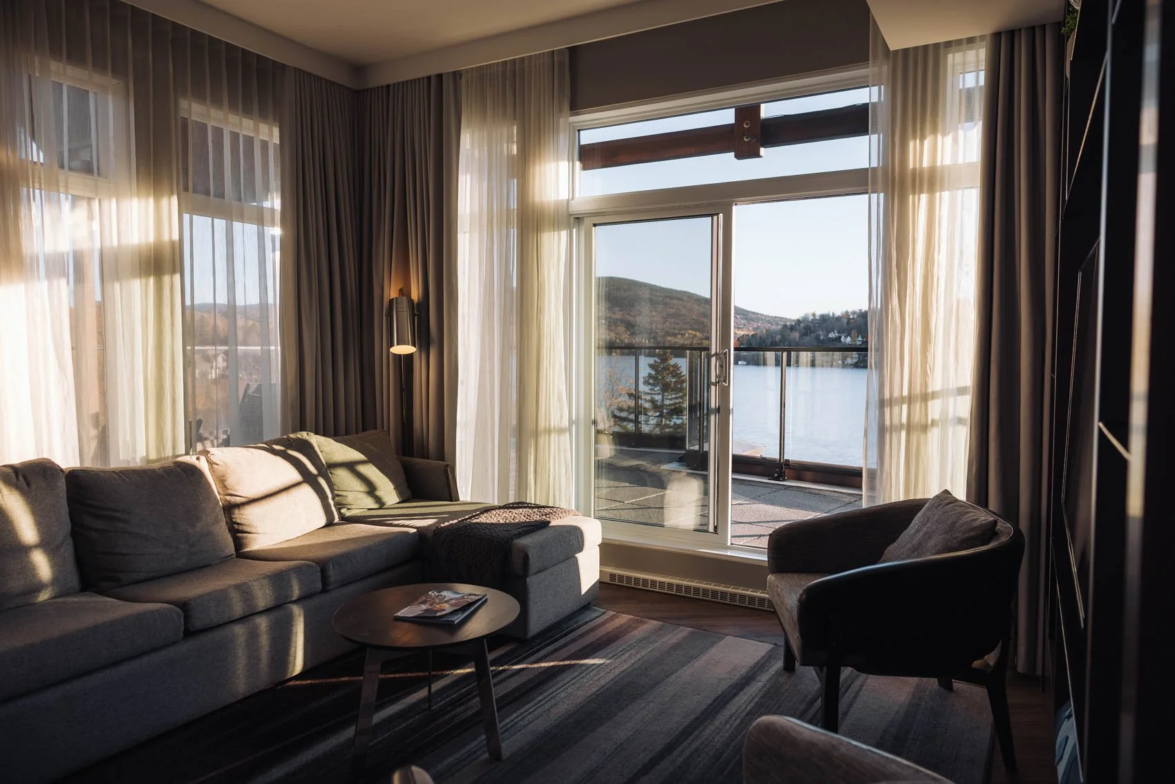 Itinéraire road trip Québec Automne hôtel entourage sur le lac penthouse vue salon