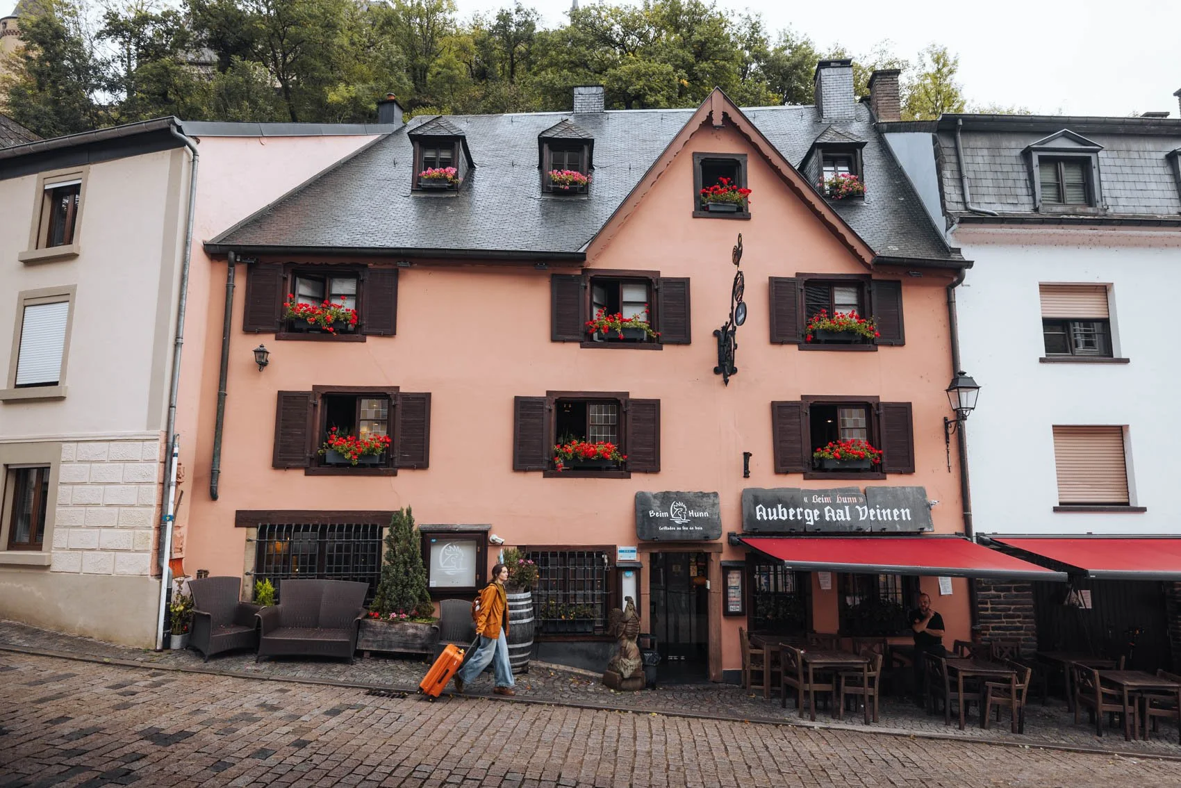 visiter Luxembourg ville Vianden château auberge Aal Veinen extérieur restaurant