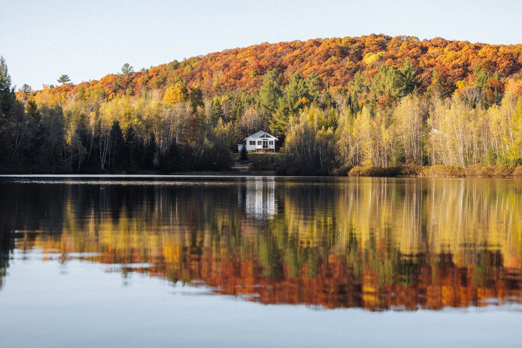 Itinéraire road trip Québec Automne lac reflet maison cabane chalet forêt feuilles