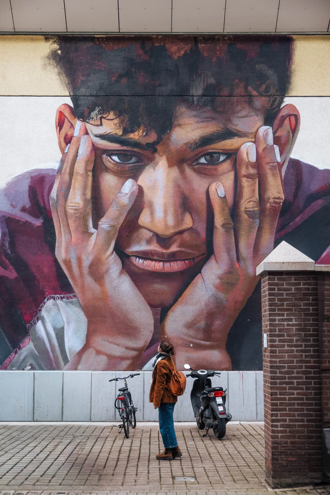 Louvain Leuven Belgique fresque street art homme main visage