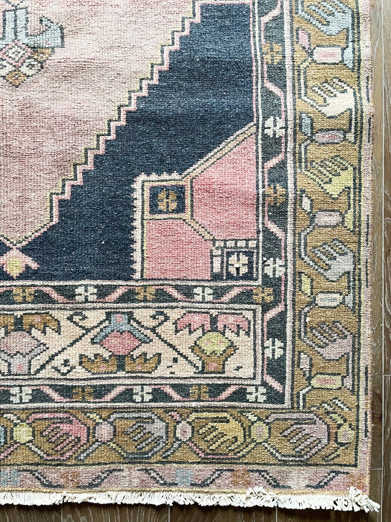 Lorelai (3'8" x 8'5")