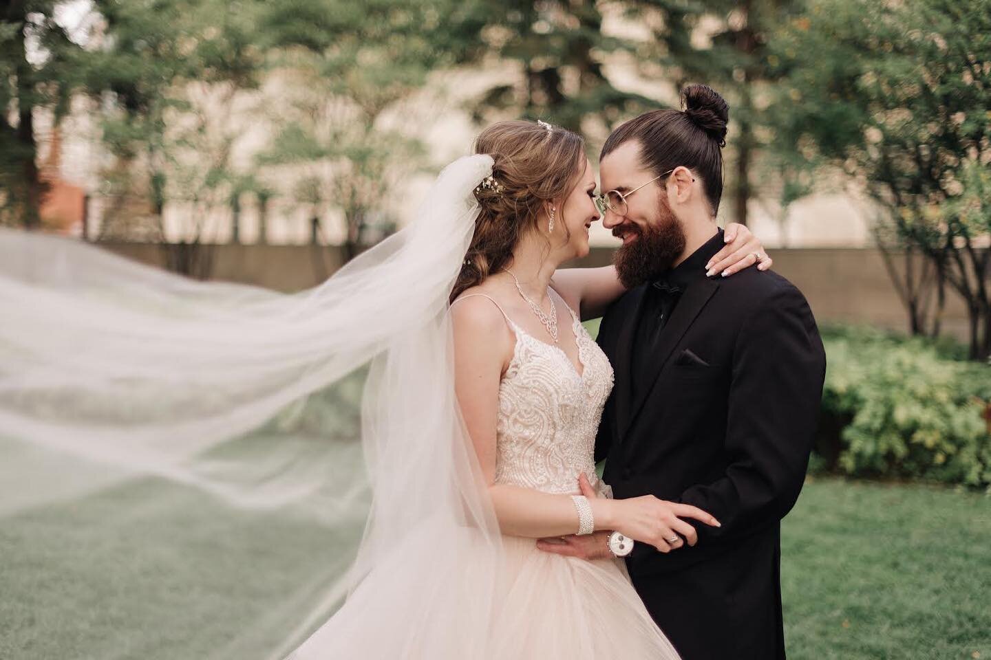 Couple photos in behind @fairmontlaurier #realwedding #ottawawedding #ottawaweddingphotographer #ottawaweddingphotography #weddinginspo #weddingveil