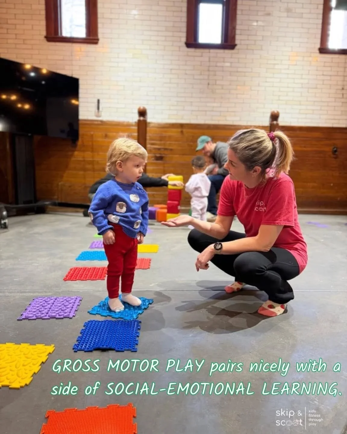 Helping hands 🫱🏼&zwj;🫲🏽&hearts;️ 

See you in class! www.skipandscoot.com 🥳

#skipandscoot #chicagomoms #chicagokidsclasses #earlychildhooddevelopment #chicagoillinois