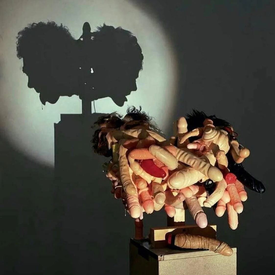 How incredible is this piece? I need to know who this artist is.
.
Repost from @mydearpennis