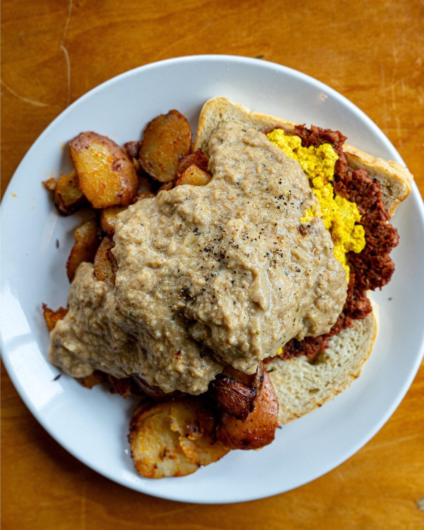 Did you know we have a completely ~vegan~ version of our infamous house slinger? 👀

Vegan sausage, tofu eggs, rooster potatoes, vegan gravy, on sourdough toast

Both locations open until 2pm today!