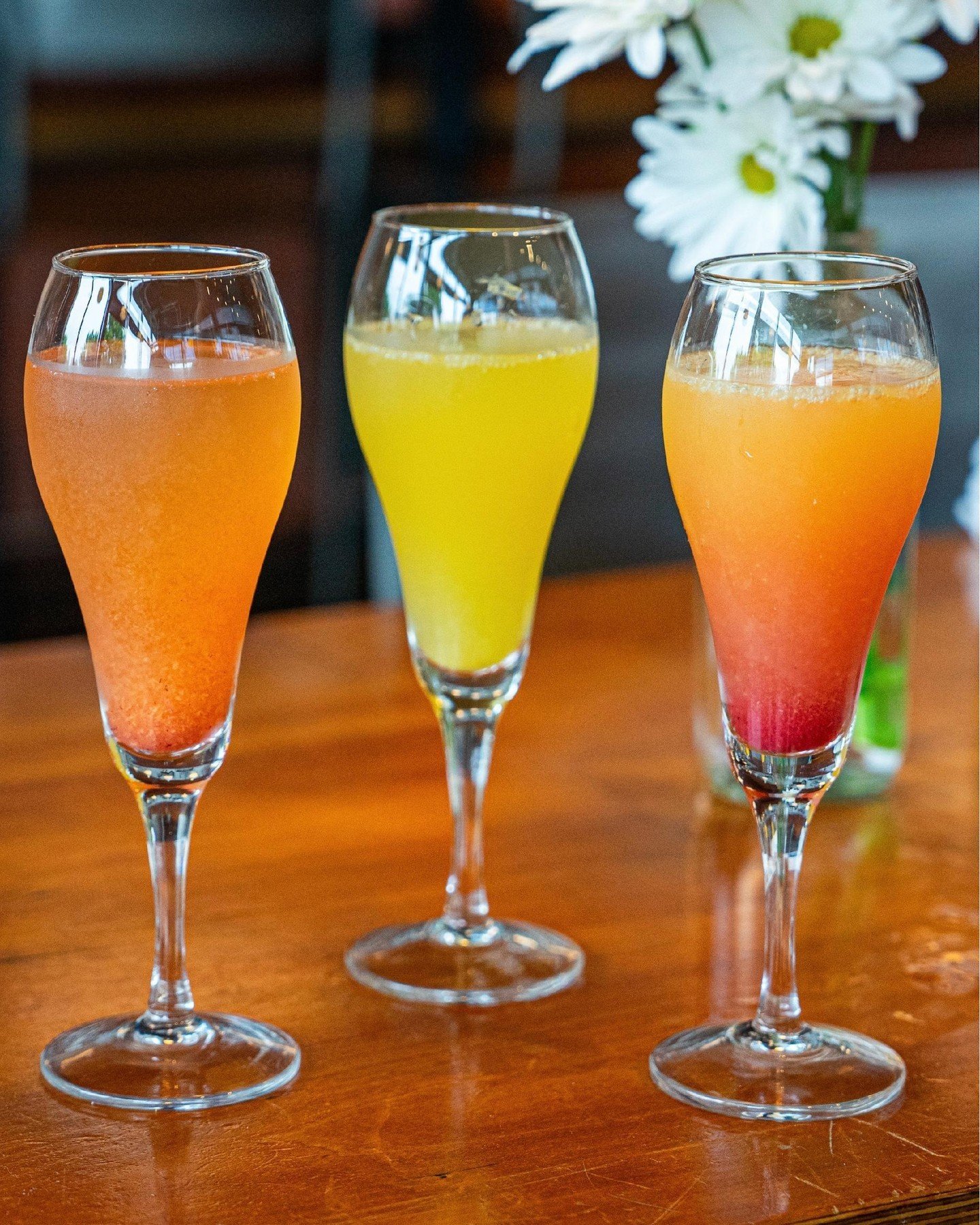 It's finally Friday which means it's time for mimosas!🍾

🥂Mimosa: fresh fresh orange juice and champagne
🥂Tipsie Nonnie: fresh grapefruit, champagne, strawberry, and vodka
🥂Sunset Mimosa: fresh orange juice, champagne, and a splash of raspberry


