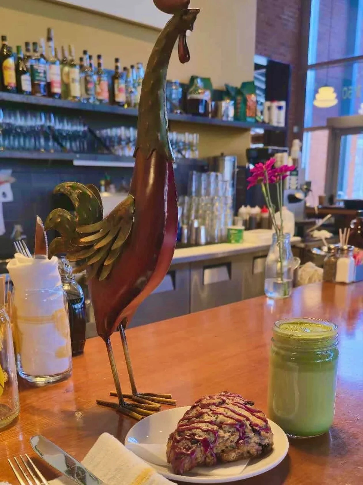 Pink goes good with green!💗💚
Check out our new Scone of the Day available at our @southgrandstl location! This triple berry scone, baked fresh daily, pairs very well with our matcha latte!