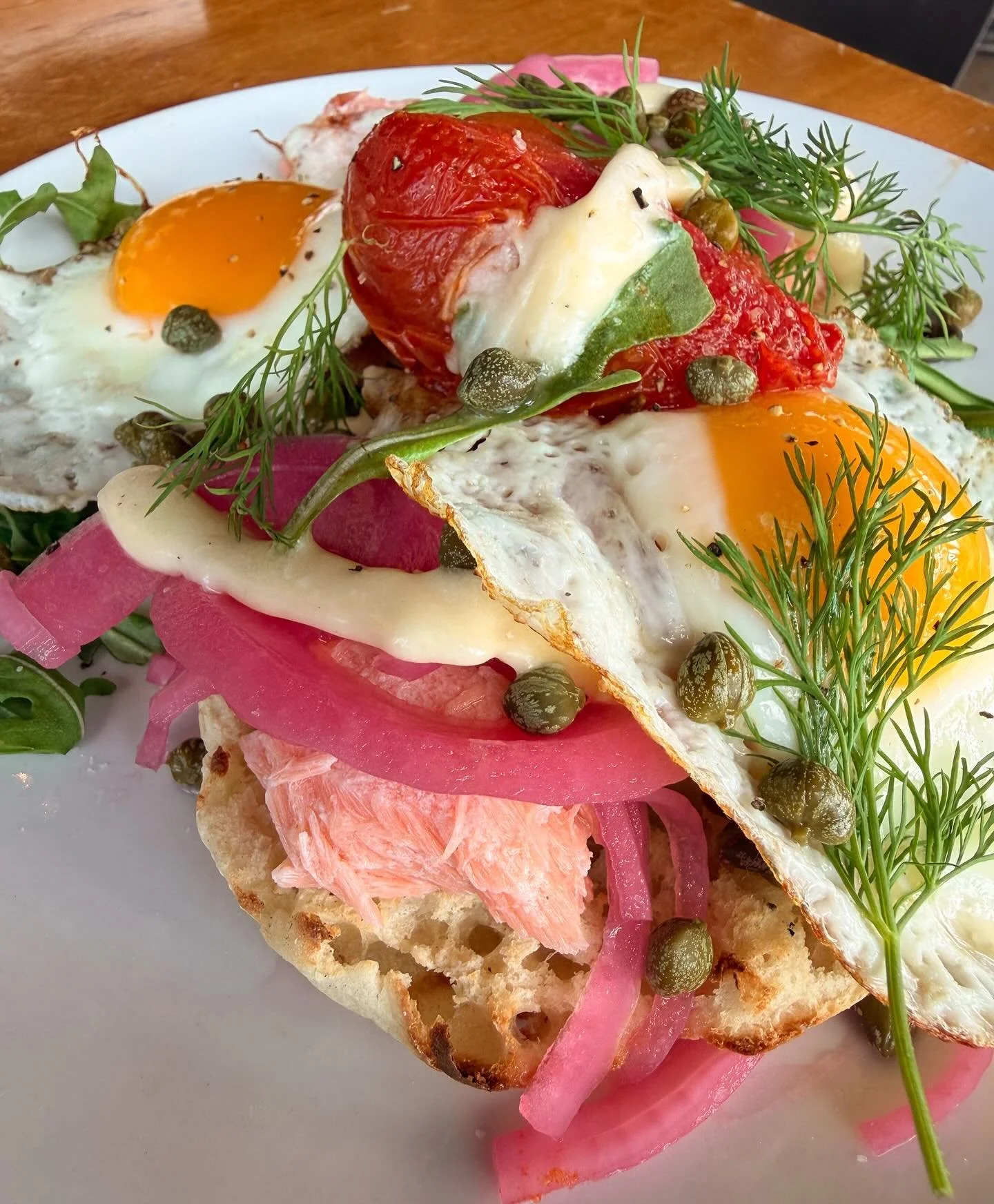 Our Easy Benny is back and will be here through Easter!✨🌱
Choice of smoked salmon or carrot lox, 2 easy eggs, pickled onion, capers, roasted tomato, hollandsise, fresh arugula, on an english muffin.
Available at both locations, @downtownstlouis &amp