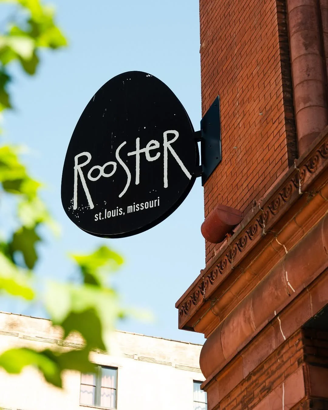 Soaking up some sunny @downtownstlouis brunch vibes on @washington_avenue!
✨☀️🍳
We&rsquo;re brunching at both locations today until 2pm!