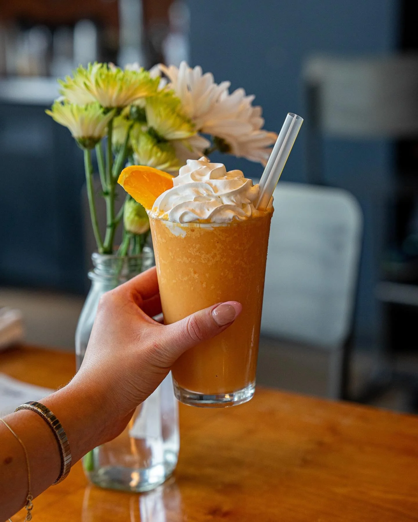 Recharge any day with one of our yummy smoothies!💛
🍊 Dreamsicle - orange, lemon, passion fruit, carrot, yogurt, vanilla, honey
🌱 Roots &amp; Weeds - beet, carrot, strawberry, ginger, lemon, mint, coconut milk
Open 8-2pm daily!