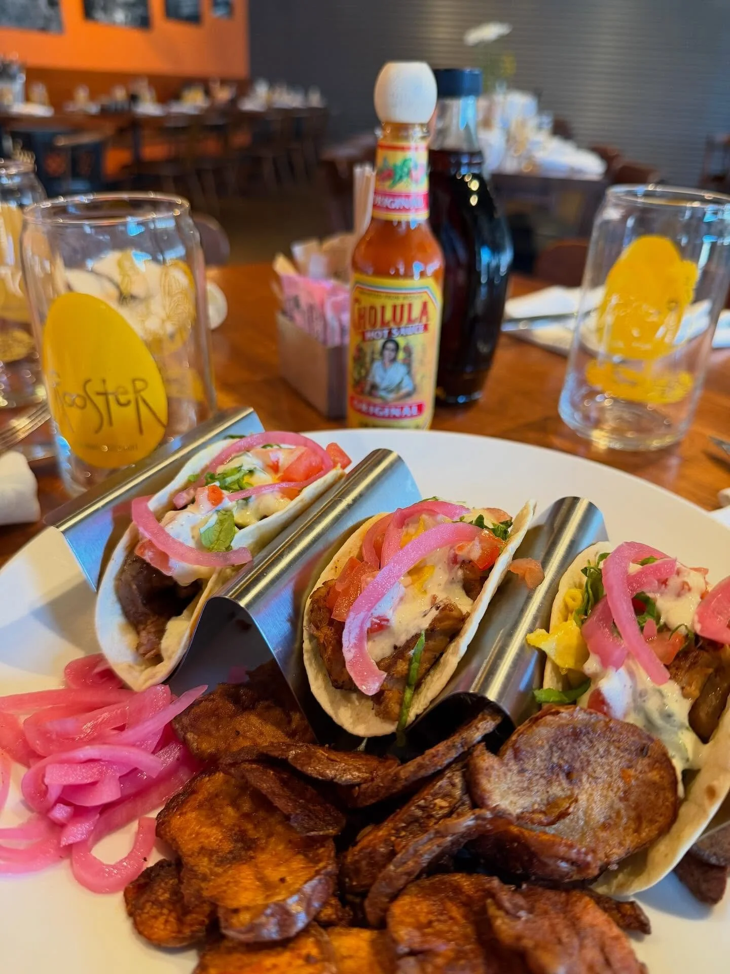Breakfast Carnitas Tacos are here this weekend at our @southgrandstl location!
✨3 pork carnitas tacos, local egg, pickled onions, hatch chili crema, diced tomatoes, lettuce, flour tortilla, served with a side of rooster potatoes!
Dine in, carryout, o