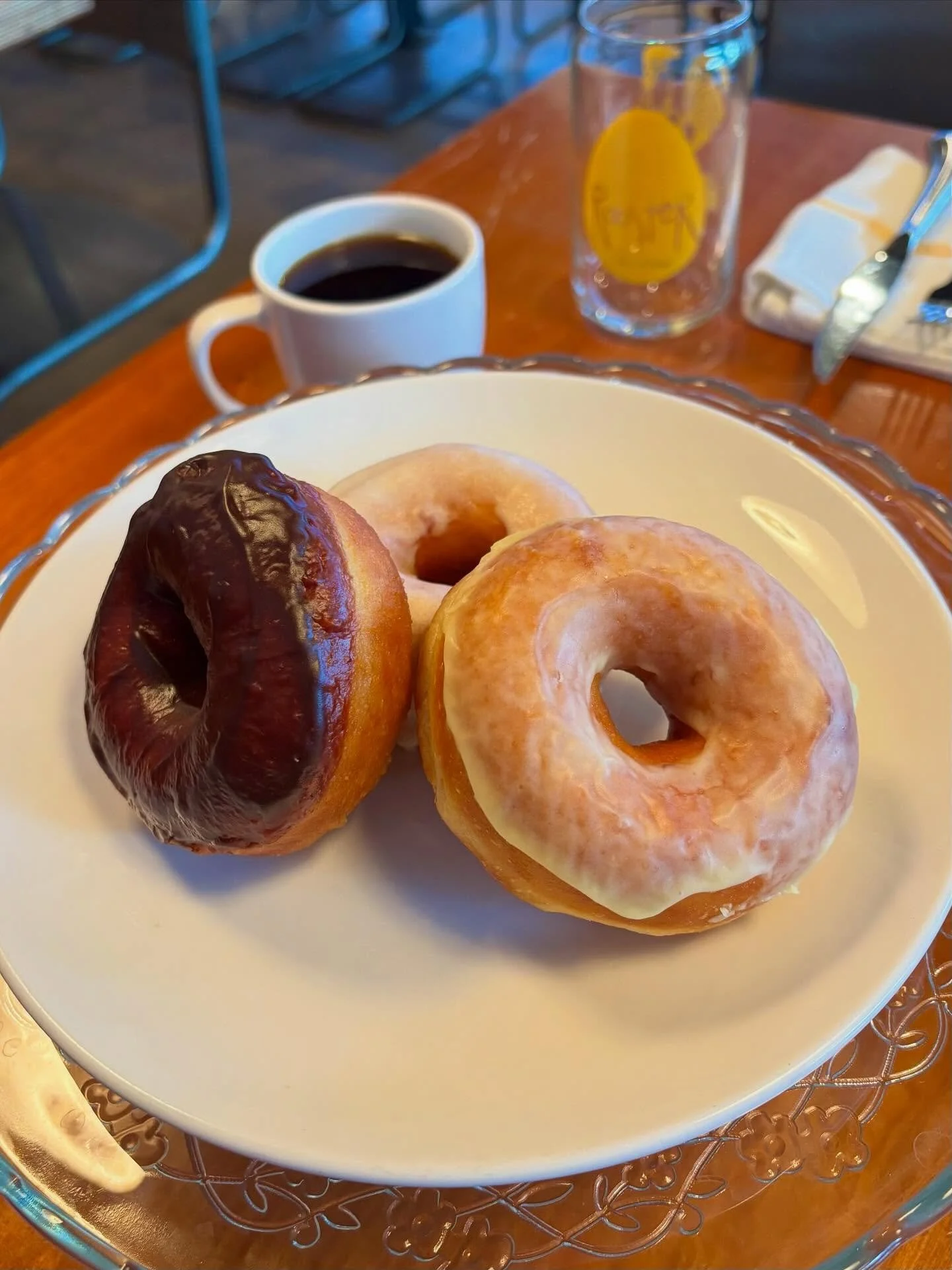 Vanilla / Lemon / Chocolate😋
Donuts are available at our @southgrandstl location today!
We&rsquo;re open at both locations, Easter Sunday, from 8-2pm!🐰