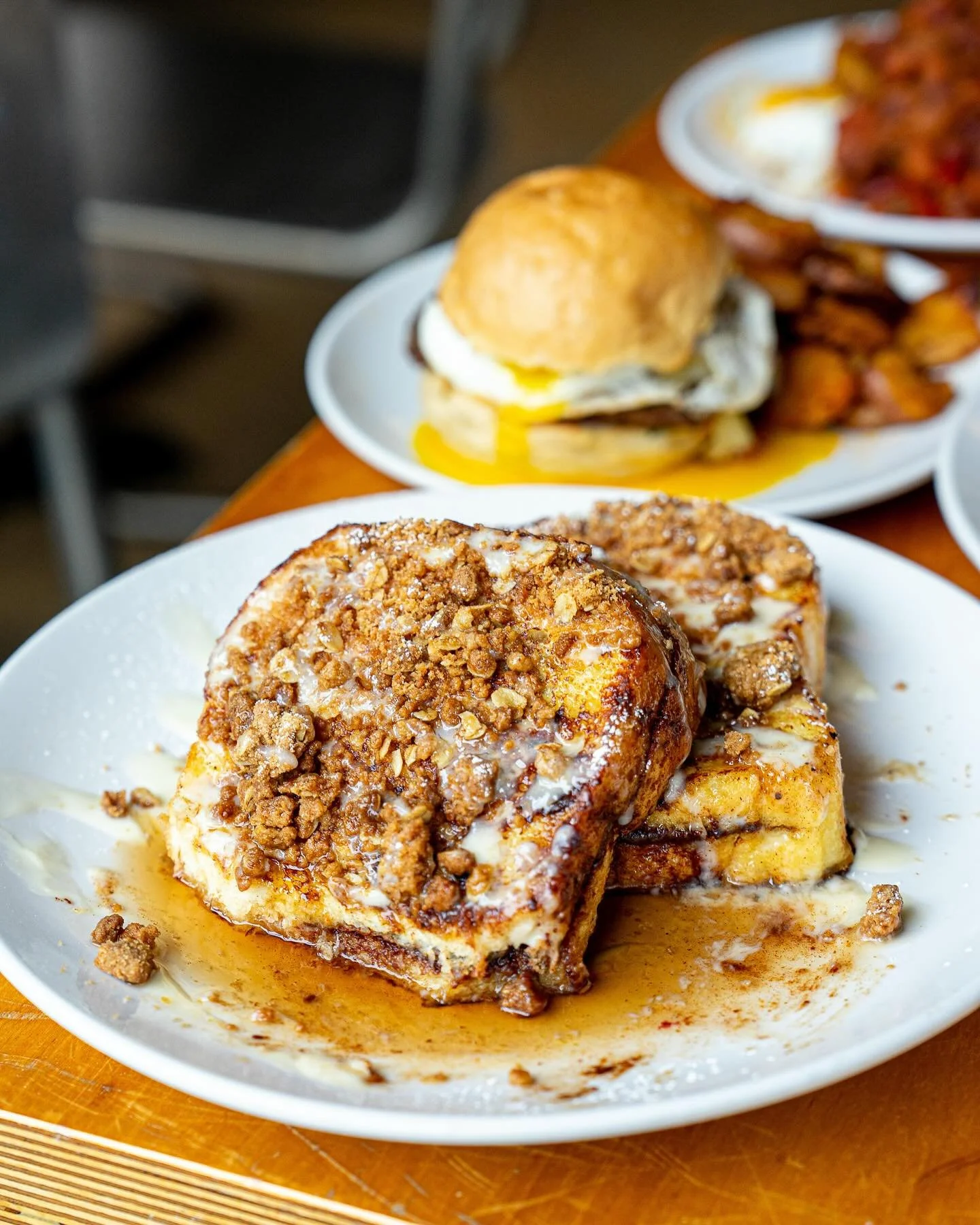 Head into the weekend with our stuffed french toast! You won&rsquo;t be disappointed. Cinnamon roll, icing, streusel&hellip;it checks all the boxes!😋 
We&rsquo;re brunching 8-2pm on @washington_avenue &amp; @southgrandstl!