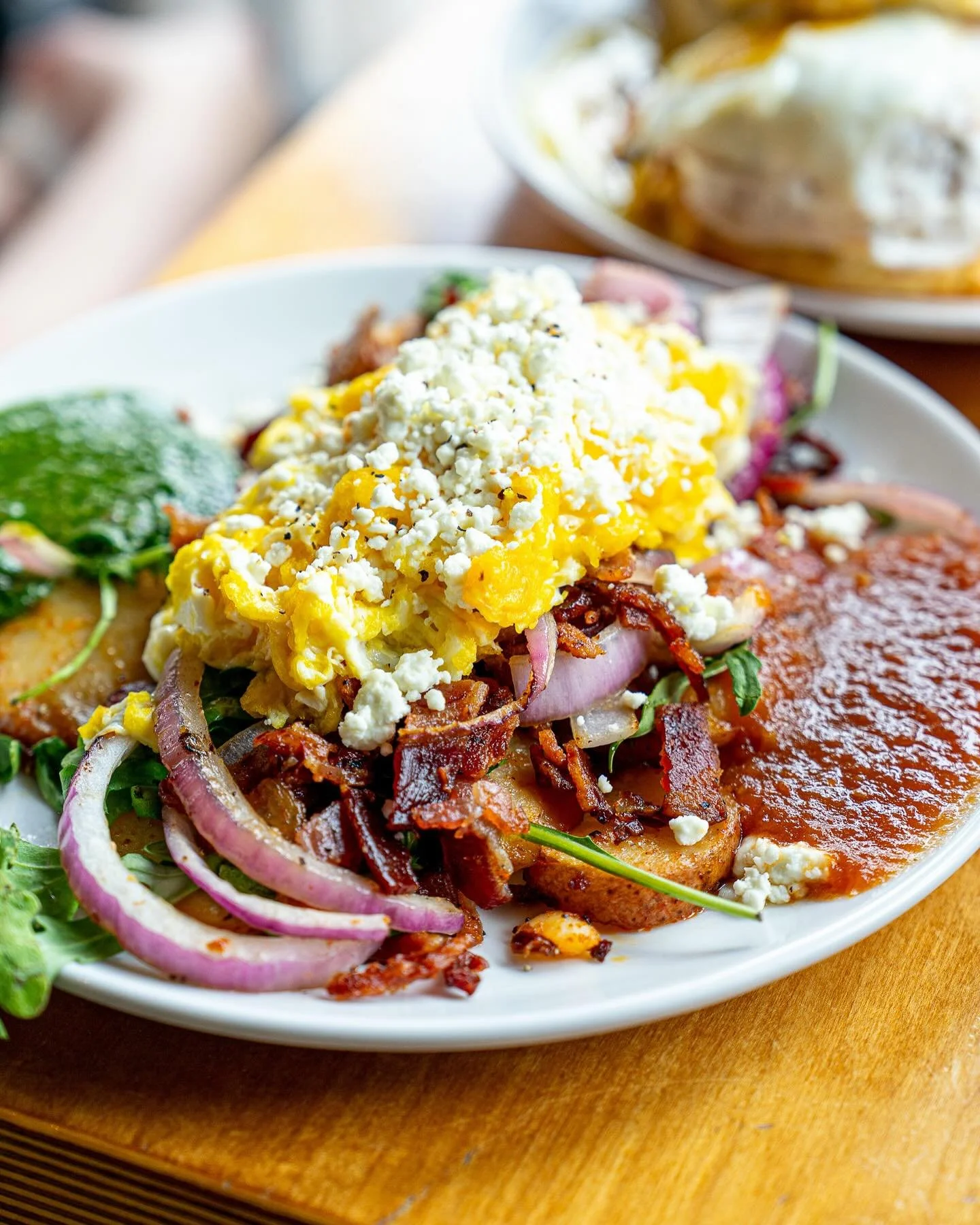 Come hungry this weekend😋
One of our fav breakfast scrambles: three local eggs, bacon, goat cheese, red onion, arugula, tomato jam, pesto, served over rooster potatoes. 
We&rsquo;re brunching 8-2pm at both locations!
@southgrandstl 
@washington_aven