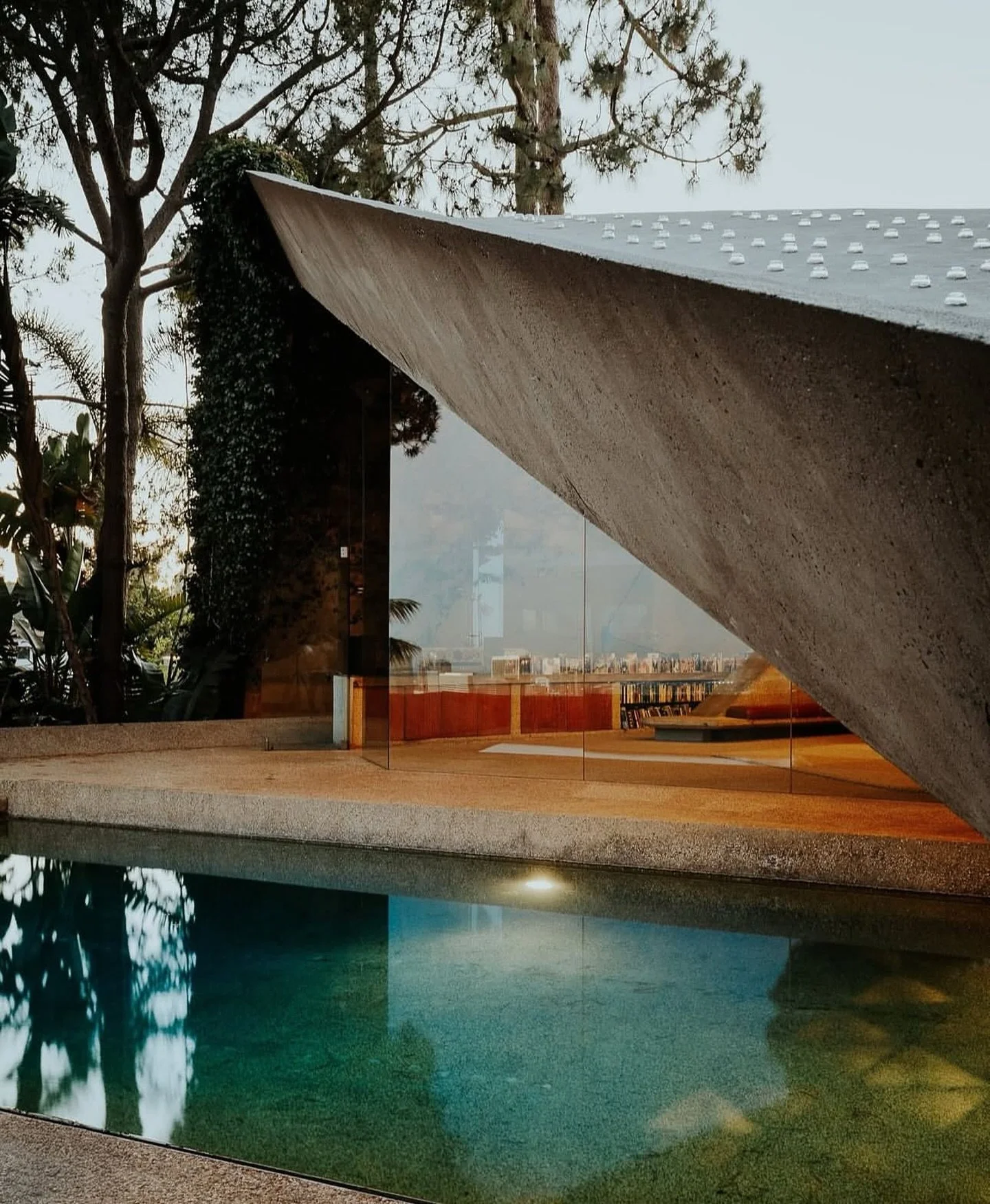 Monday inspo: The iconic Los Angeles mid century home, Sheats-Goldstein Residence, wrapped in concrete, jungle green and glass. Photo Sterling Reed via @openspaceseries