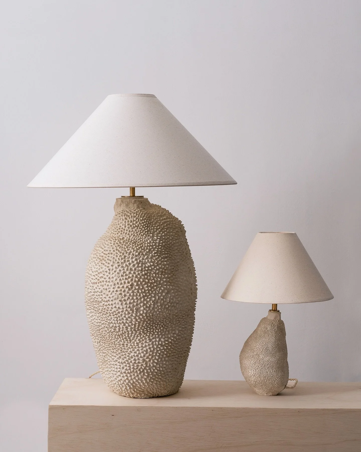 New edition.
Jaca Lamp with conical off-white linen shade.
Available in S / M / L / XL.
