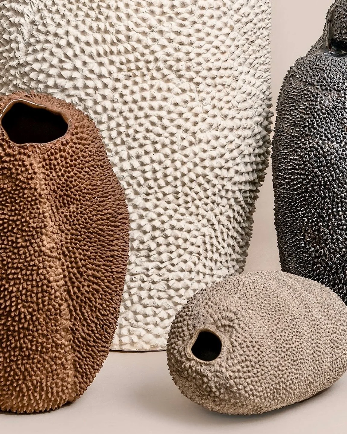 Textures 🤌🏼 pe&ccedil;as novas no site www.hannaenglundceramics.com