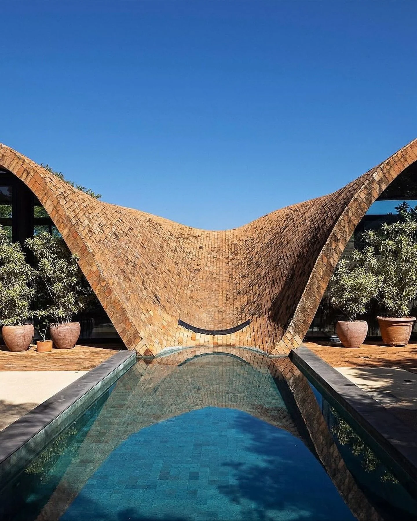 The curves of this stunning countryside home in S&atilde;o Paulo, by @mareinesarquitetura via @asapcult 

Born during the pandemic, this Passive House is all about a simpler, more independent life connected to nature - a perfect mix of poetry, design