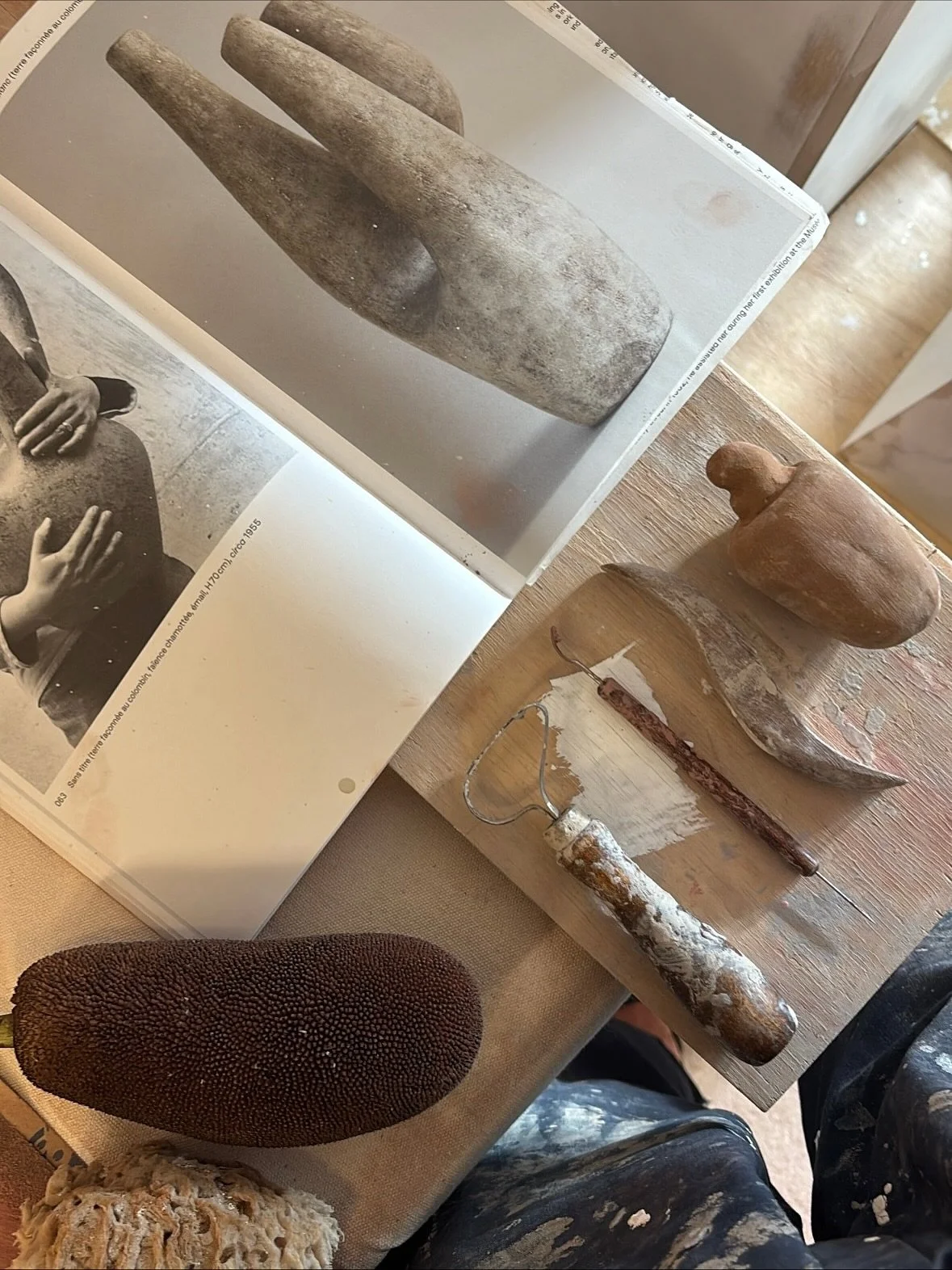 October update: busy month! Between raku firings, endless kiln struggles (see previous posts), and beautiful family trilhas around Rio, new pieces are coming to life in the studio - and so is a new ceramist in the house! Meu marido virou ceramista (!