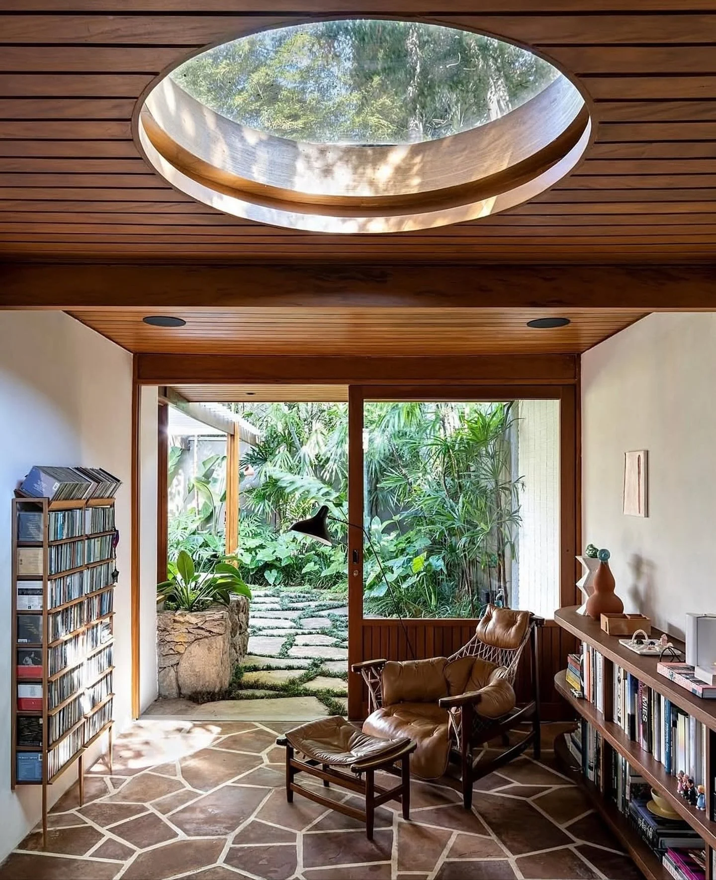 Monday inspo. Casa Thompson Hess (1957) in S&atilde;o Paulo, a beautifully restrained example of Brazilian modernism designed by Rodolpho Ortenblad, an architect known for his thoughtful, quietly elegant residential work.

Commissioned by Ortenblad&r